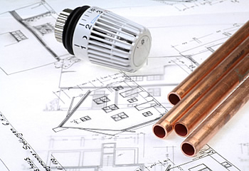 Thermostat und Rohre auf Bauplan