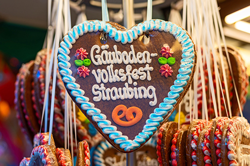 Stand mti Lebkuchenherzen auf dem Gäubodenvolksfest